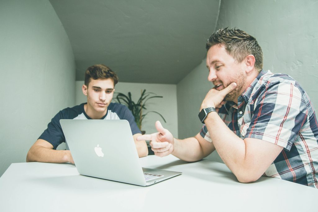 Korrepetáló tanár magyaráz egy technikumi diáknak a laptop mellett